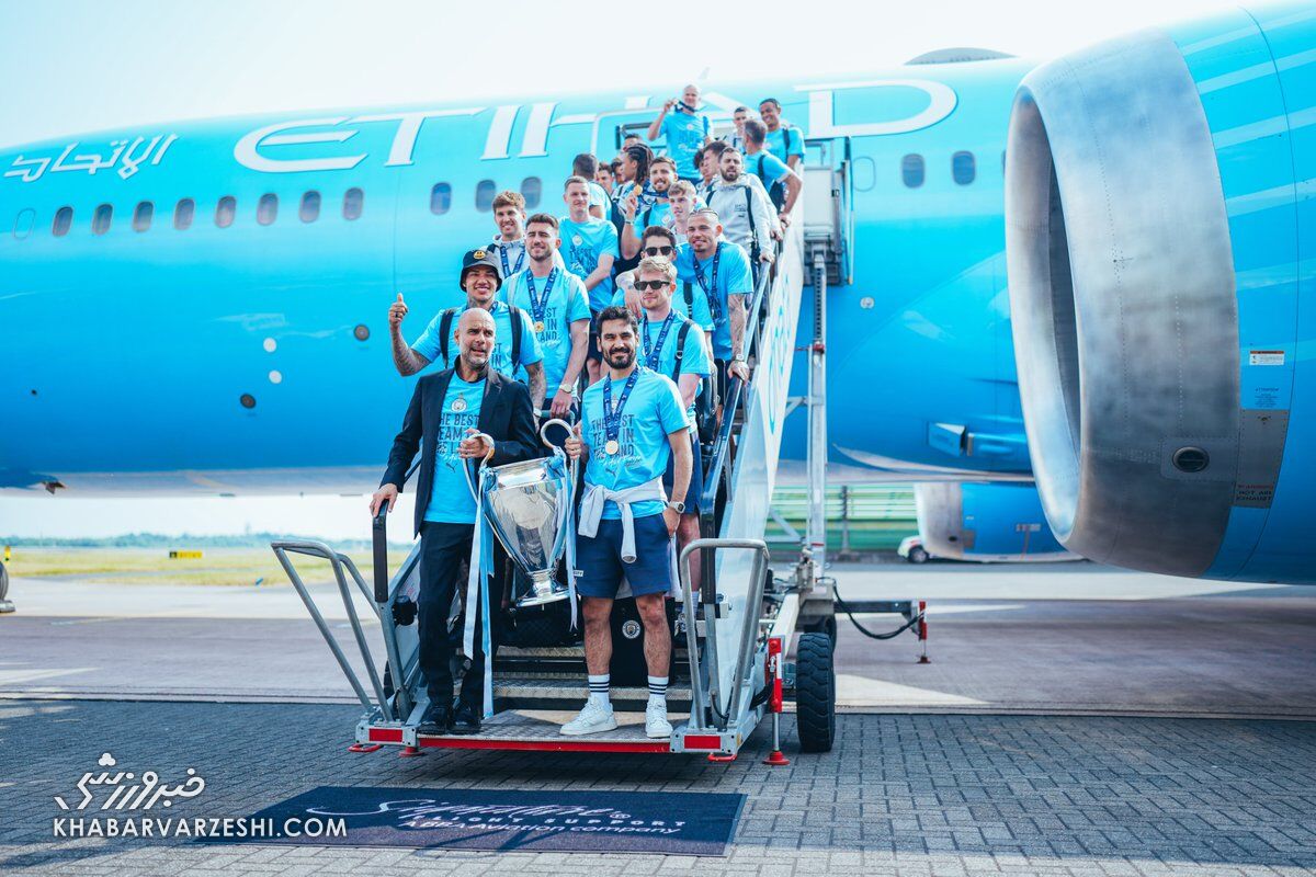 بازگشت بازیکنان منچسترسیتی با جام به خانه؛ هواپیما دست فوتبالیستها افتاد!/ تصاویر شیطنت سیتیزنها در هواپیما که در خاطرهها ماندگار شد بازگشت منچسترسیتی به خانه بعد از قهرمانی در لیگ قهرمانان اروپا