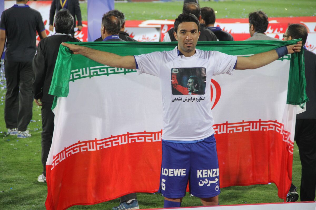 عکس|| پیراهن اسطوره فراموش نشدنی پرسپولیس بر تن سرمربی استقلال