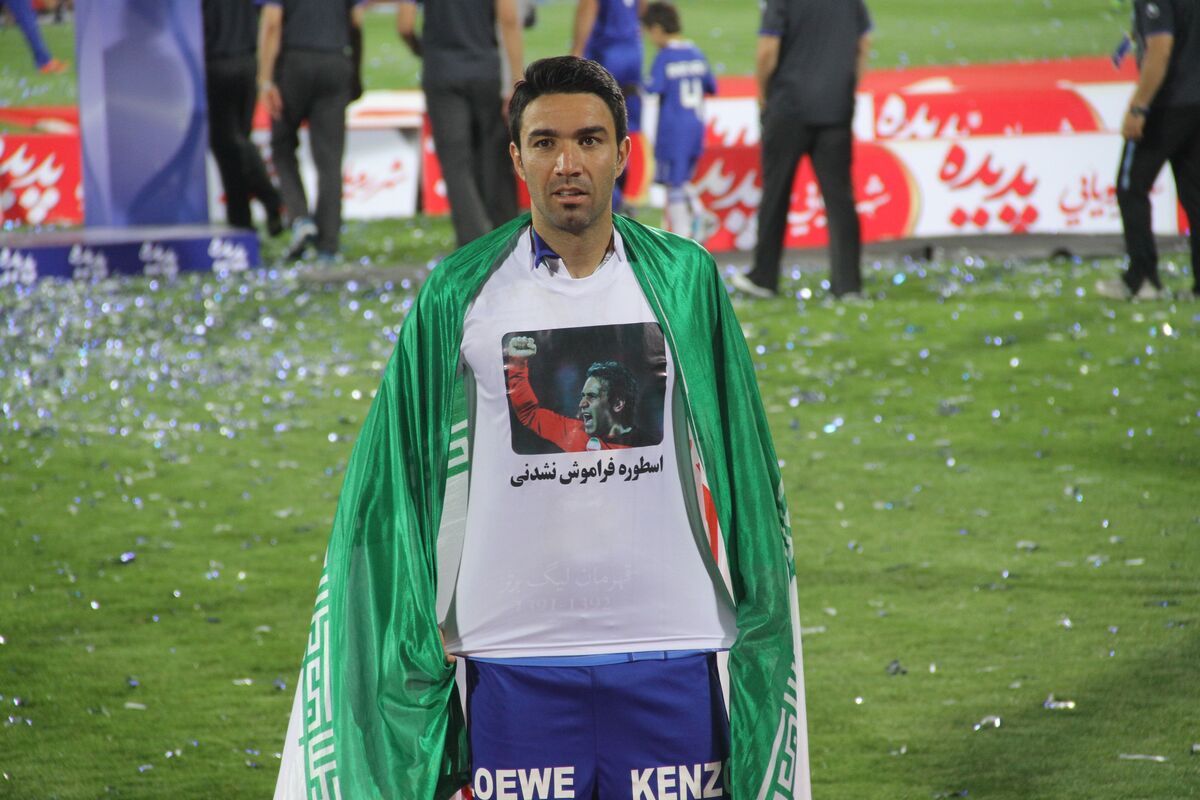 عکس|| پیراهن اسطوره فراموش نشدنی پرسپولیس بر تن سرمربی استقلال