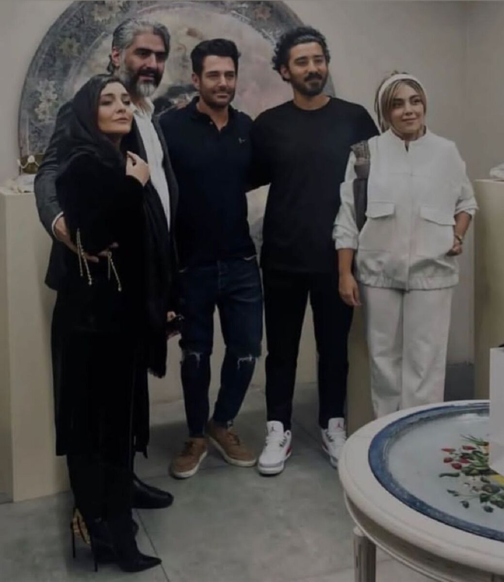 عکس| ستاره محبوب تیم ملی در کنار محمدرضا گلزار در یک سالن آرایشی زنانه/ دسته گل جنجالی، سوژه شد!