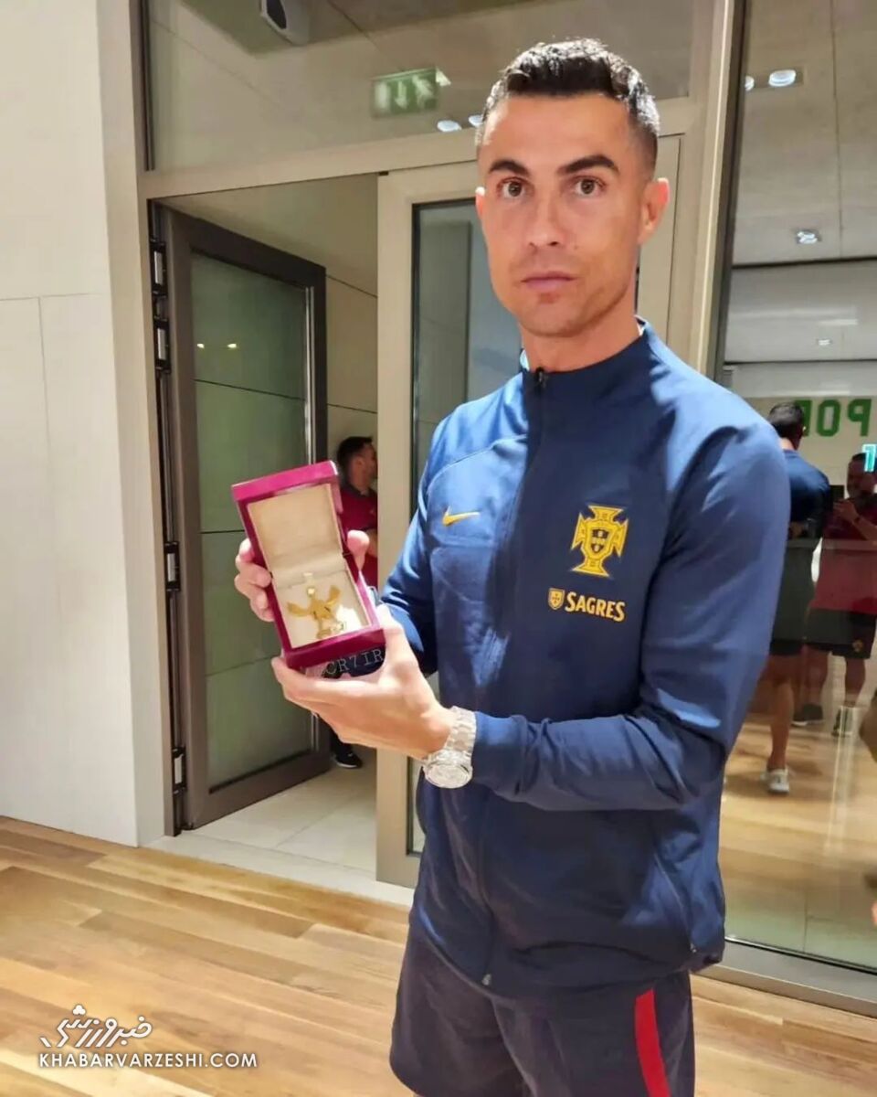 عکس| هدیه گرانقیمت یک ایرانی به رونالدو/ گردنبند طلا با طراحی خاص برای CR7