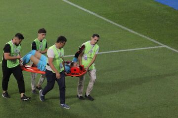 عکس| اولین تصویر از بیرانوند پس از مرخص شدن از بیمارستان/ ژست خاص بیرو با جام قهرمانی