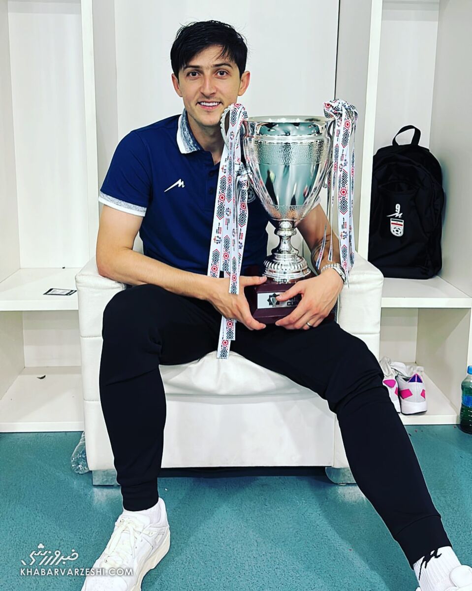 عکس| ژست خاص سردار آزمون با جام قهرمانی کافا