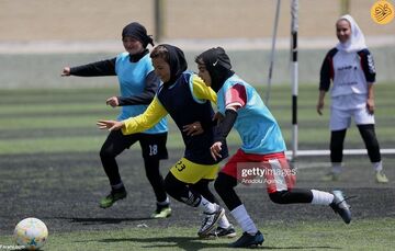 عکس| ژست جالب دختران فوتبالیست افغانستان/ بوسه‌ای که جهانی شد