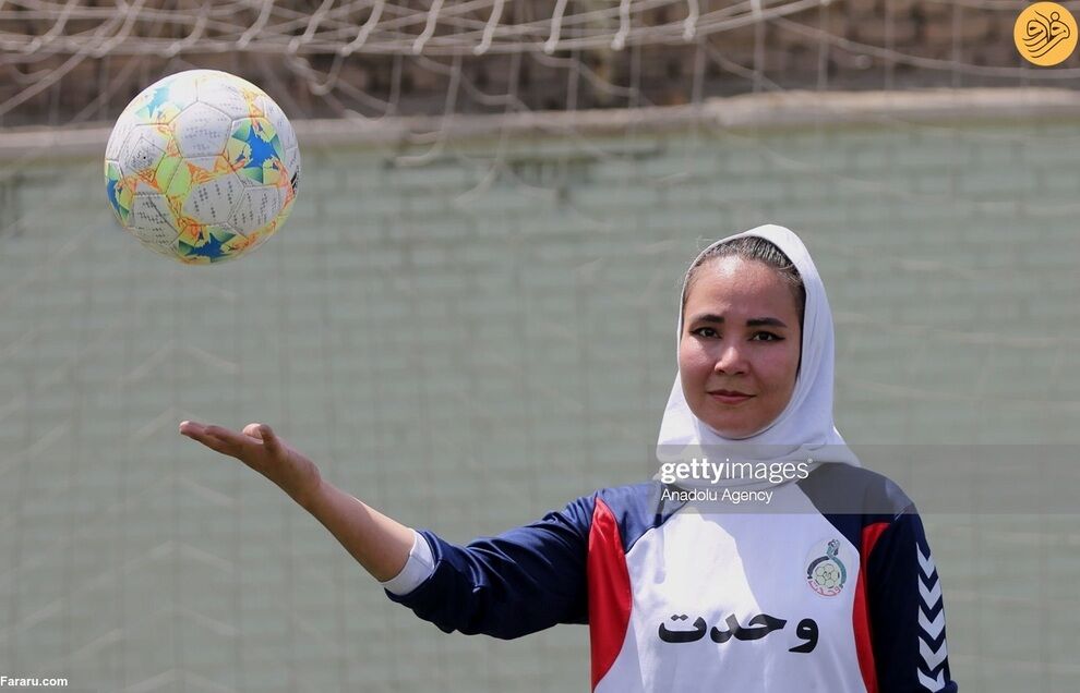 عکس| ژست جالب دختران فوتبالیست افغانستان/ بوسهای که جهانی شد