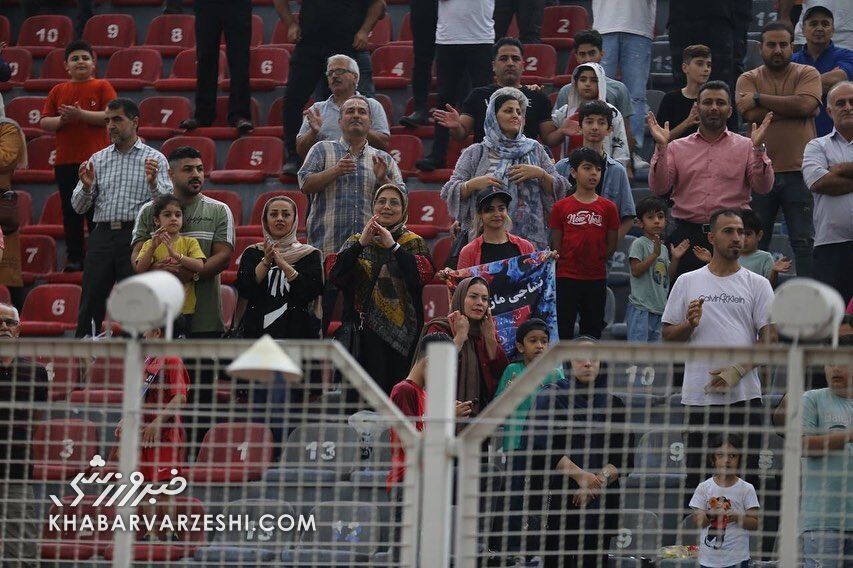 عکس| بازیکنان نساجی در حضور زنان تمرین کردند