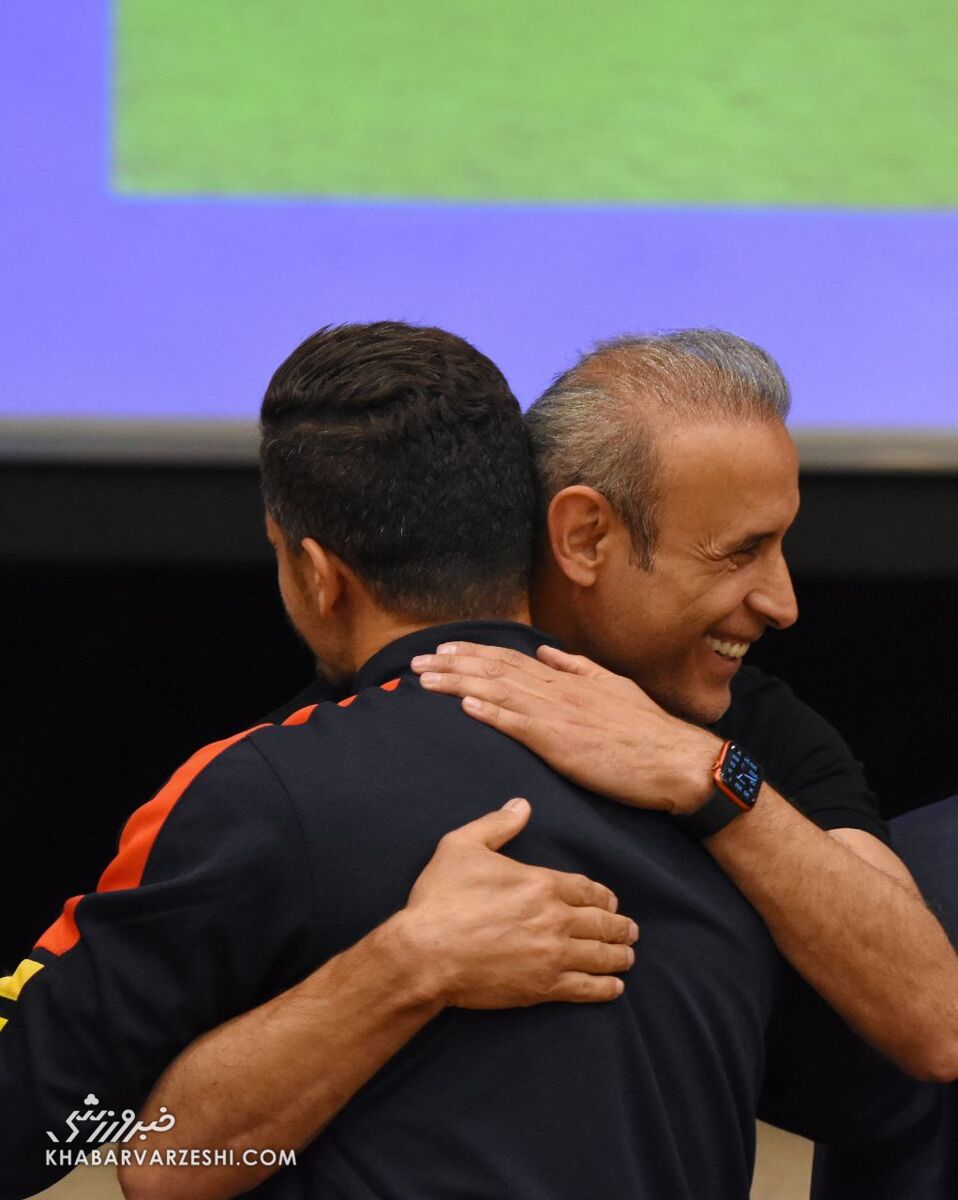 عکس| برخورد گرم یحیی گلمحمدی با وریا غفوری/ کاپیتان محبوب استقلالیها در آغوش سرمربی پرسپولیس