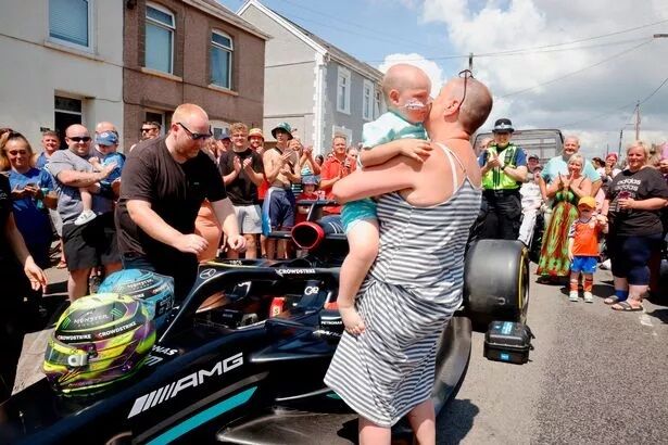 تصاویر| رفتار مرسدس بنز با کودک سرطانی جهانی شد/ فریم به فریم با کار قشنگ تیم فرمول یک