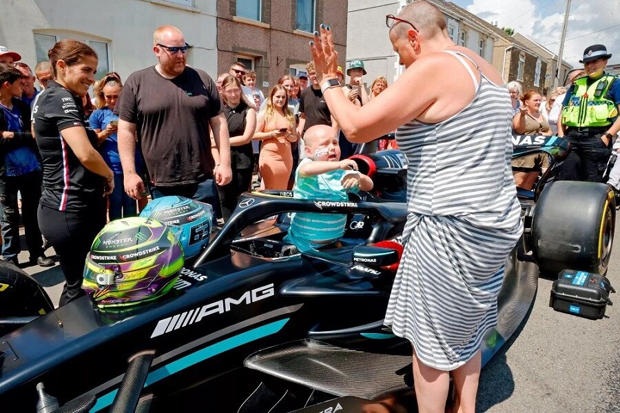 تصاویر| رفتار مرسدس بنز با کودک سرطانی جهانی شد/ فریم به فریم با کار قشنگ تیم فرمول یک