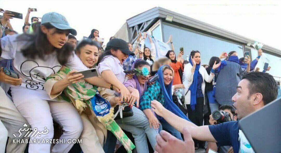 عکس| واکنش عجیب دختران استقلالی پس از دیدن جواد نکونام