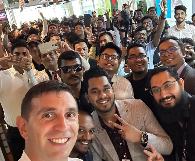 تصاویر| سورپرایز قهرمان جام جهانی در خارج از آرژانتین!/ واکنش ستاره جنجالی به استقبال عجیب!