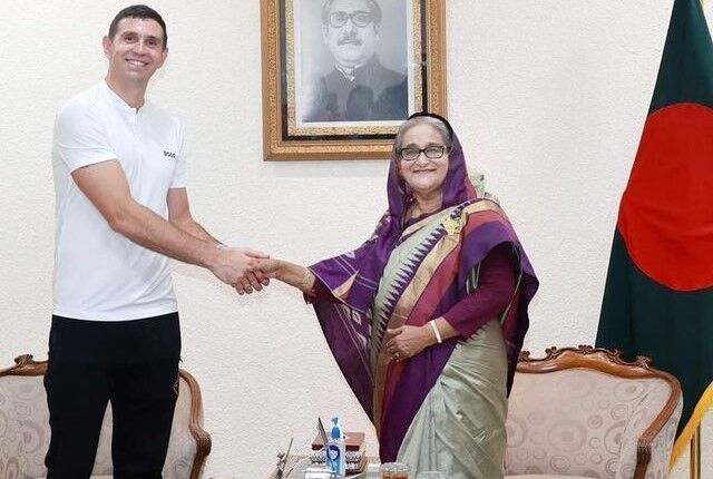 تصاویر| سورپرایز قهرمان جام جهانی در خارج از آرژانتین!/ واکنش ستاره جنجالی به استقبال عجیب!