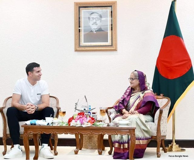 تصاویر| سورپرایز قهرمان جام جهانی در خارج از آرژانتین!/ واکنش ستاره جنجالی به استقبال عجیب!