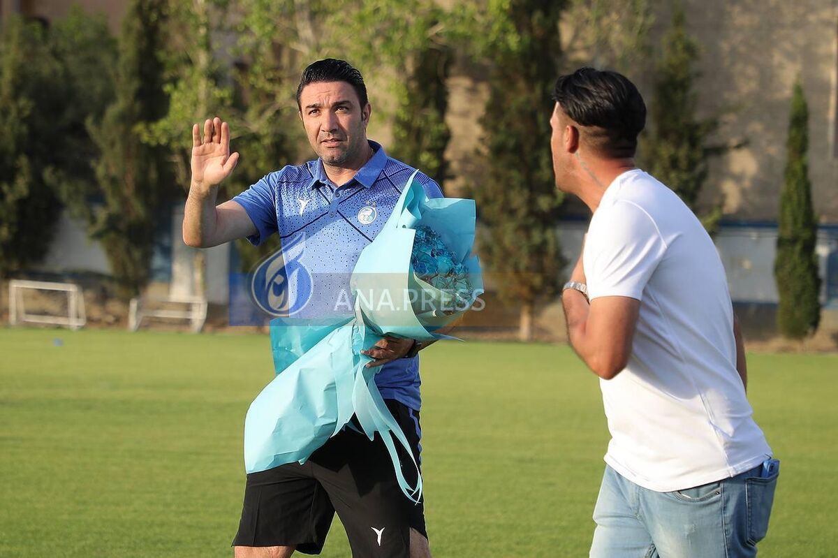 عکس| سورپرایز ویژه هوادار استقلال برای نکونام/ دستهگل خاص در دستان جواد