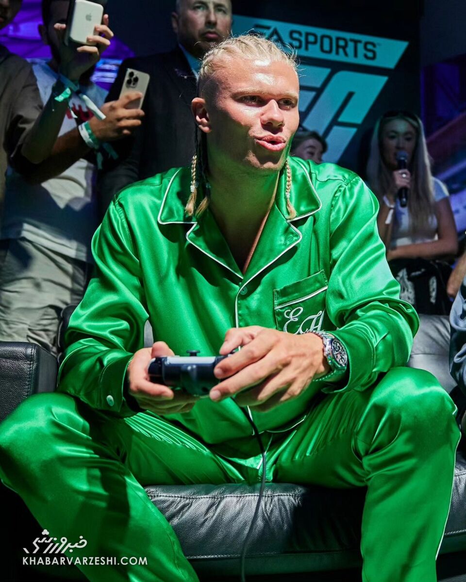 تصاویر| هالند در مراسم معرفی نسخه جدید فیفا خبرساز شد/ آقای گل لیگ برتر با مدل موی جدید و لباس خواب سبز اختصاصی!