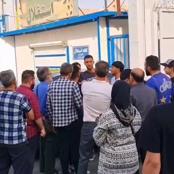 تصاویر| هواداران استقلال سورپرایز شدند!/ حضور غیرمنتظره یک بازیکن در تمرین آبیها