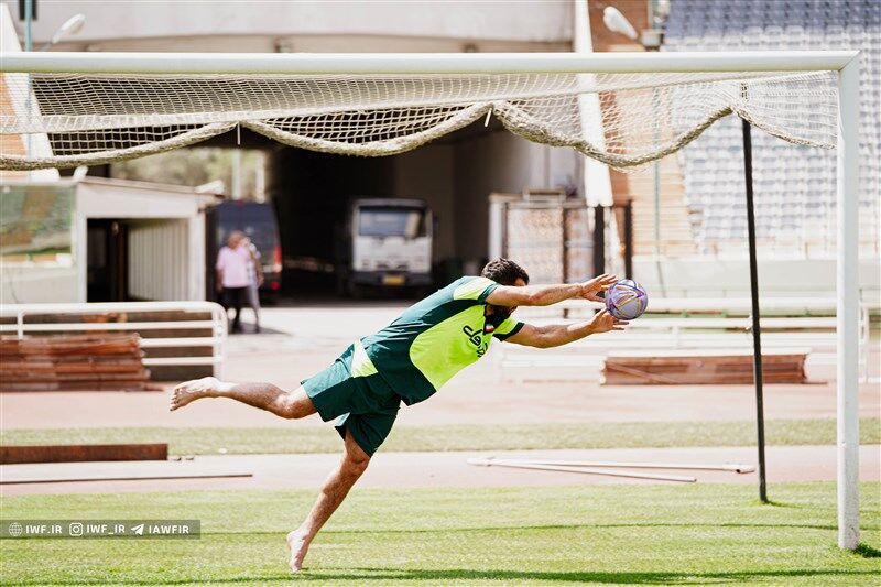 واکنش جالب بیرانوند به تمرینات دروازهبانی سوپراستار کشتی؛ حسن یزدانی میتواند گلر بسیار خوبی شود!/ امیدوارم به تمرین پرسپولیس بیاید