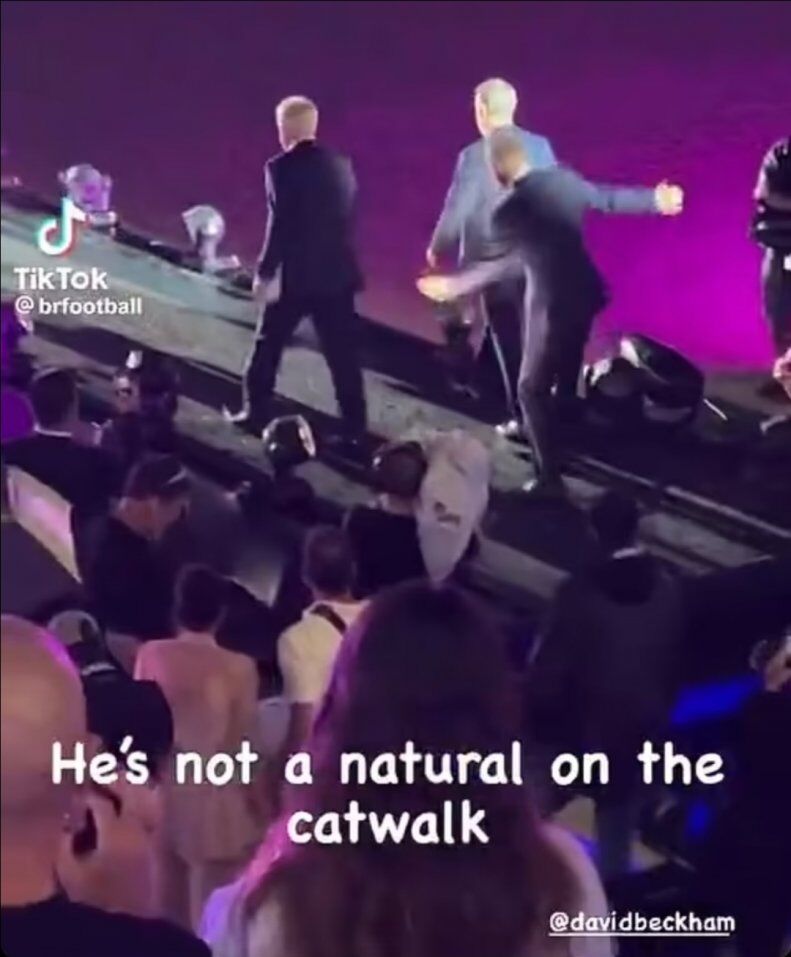 عکس| واکنش ویکتوریا به سوتی بزرگ دیوید بکام در مراسم رونمایی مسی: بلد نیست راه برود!