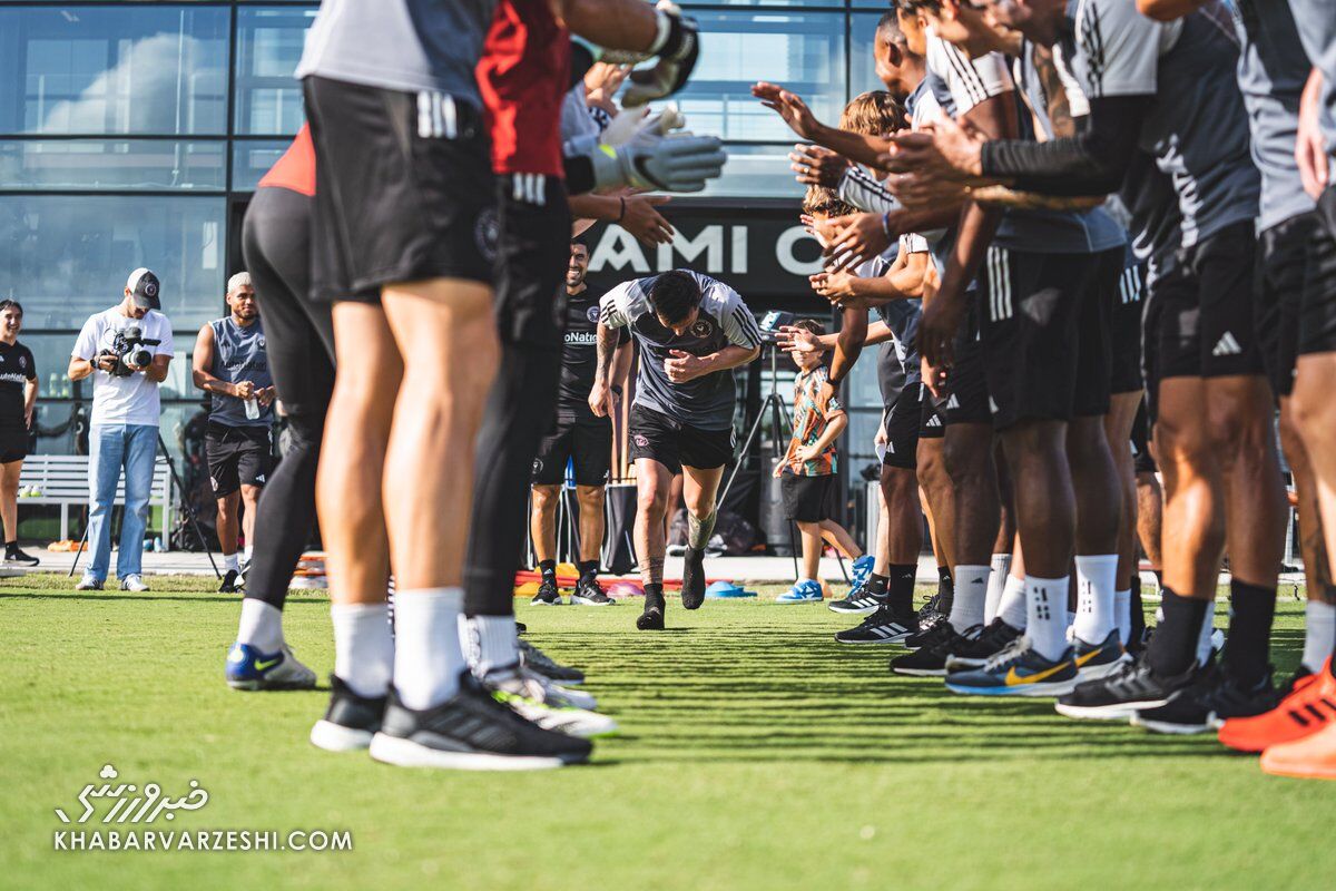 تصاویر| رونمایی از مسی در تمرینات اینترمیامی/ استقبال باشکوه از قهرمان جهان