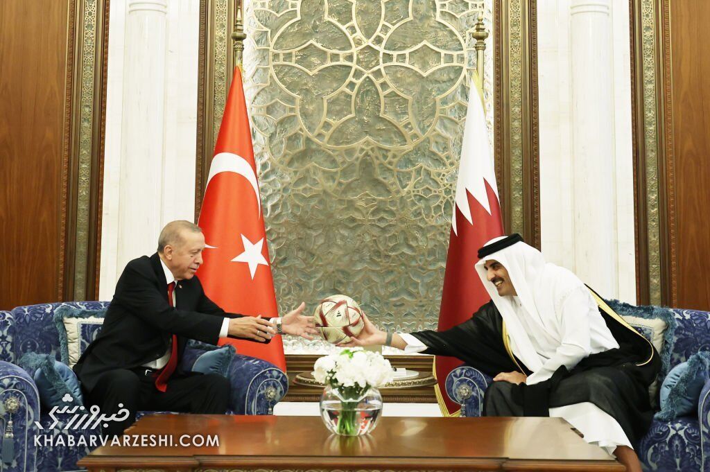 عکس| هدیه خاص امیر قطر به اردوغان؛ توپ فینال جام جهانی با امضای مسی