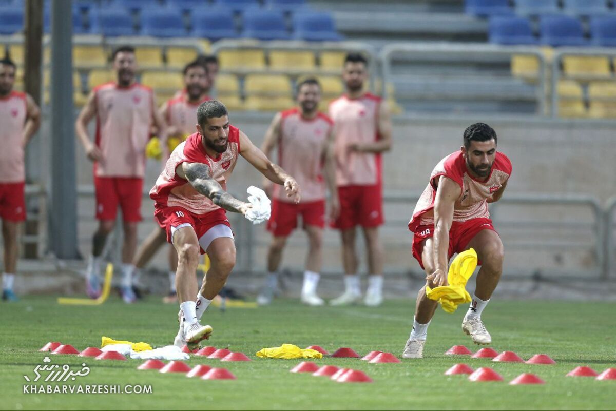 تمرین مشترک پرسپولیسی‌ها زیر باران/ یک بازیکن جدید در جمع قرمزها دیده شد