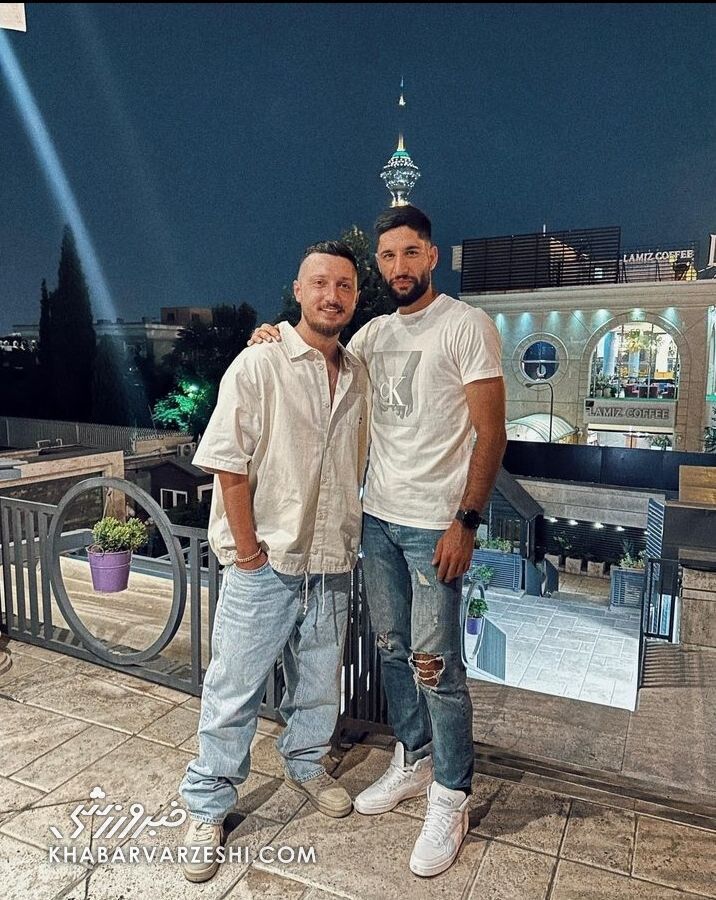 عکس| دیدار دوستانه دروازهبان استقلال با رپر معروف