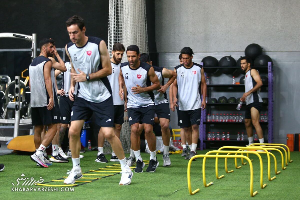 پرسپولیسیها با لباس جدید در سالن سیدجلال/ شاگردان گلمحمدی وزنه زدند