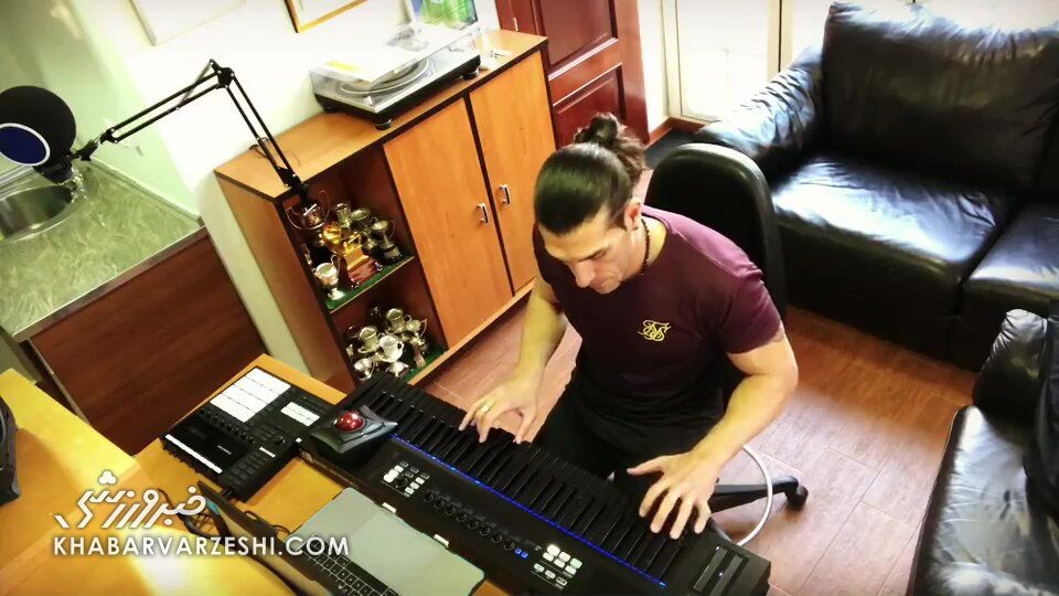 دروازهبان معروف ستاره موسیقی و مربی زومبا شد!