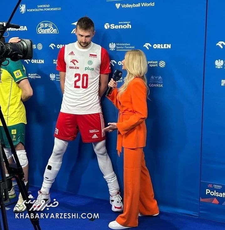 عکس| اقدام جالب بازیکنان تیم ملی والیبال لهستان برای مصاحبه با یک زن