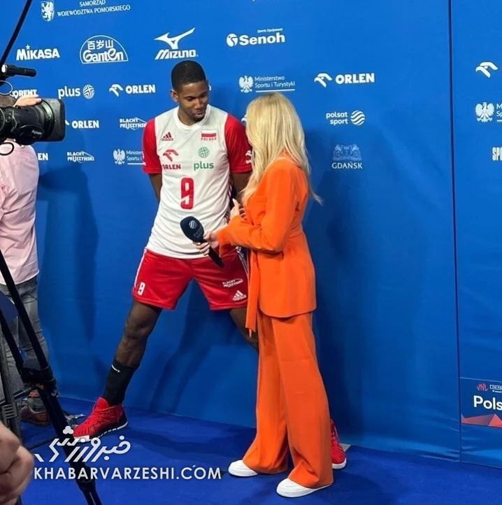 عکس| اقدام جالب بازیکنان تیم ملی والیبال لهستان برای مصاحبه با یک زن