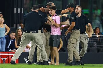 عکس| وحشت بکام و زنش از حمله به مسی وسط زمین فوتبال/ برنامه ویژه برای تامین امنیت فوق‌ستاره آرژانتینی