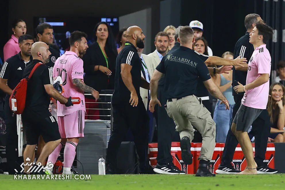 عکس| وحشت بکام و زنش از حمله به مسی وسط زمین فوتبال/ برنامه ویژه برای تامین امنیت فوقستاره آرژانتینی