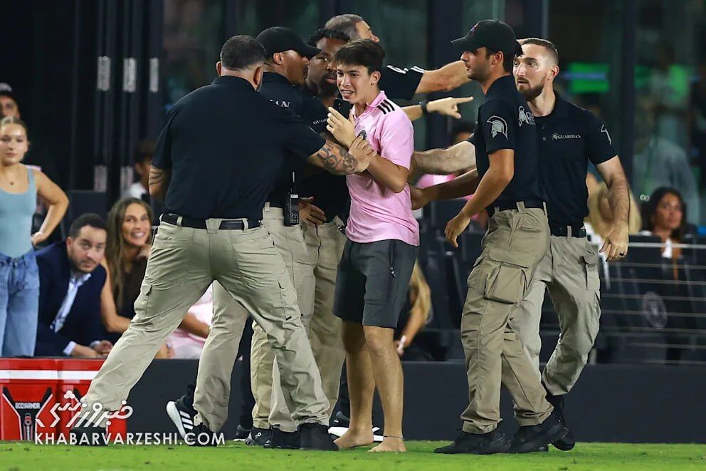 عکس| وحشت بکام و زنش از حمله به مسی وسط زمین فوتبال/ برنامه ویژه برای تامین امنیت فوق‌ستاره آرژانتینی