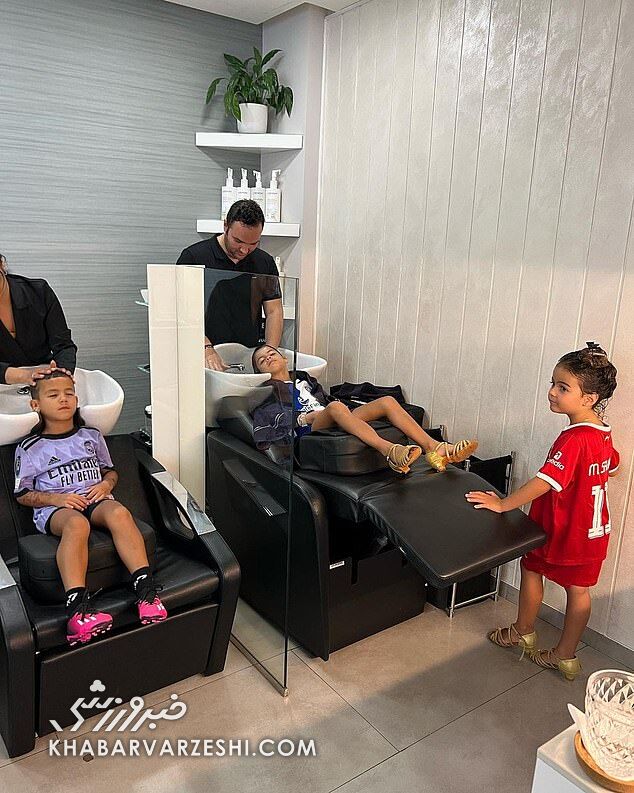 عکس| پیراهن تیم لیورپول بر تن دختر کریستیانو رونالدو!/ هواداران منچستریونایتد شگفتزده شدند