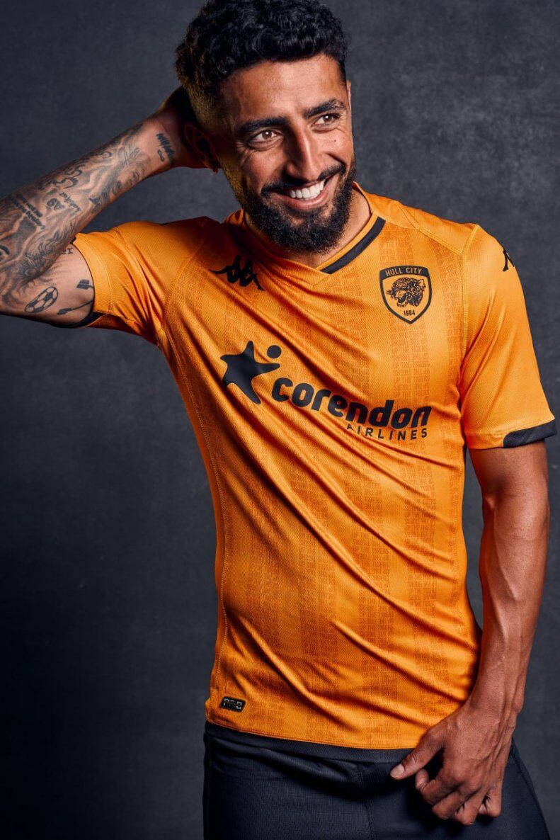 عکس | مهاجم استقلالی در رونمایی از پیراهن تیم انگلیسی 2