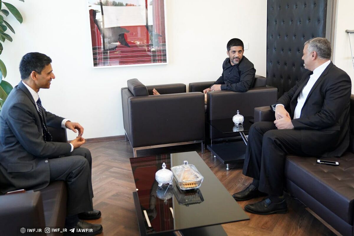 نحوه نشستن عجیب علیرضا دبیر مقابل سفیر هند/رئیس فدراسیون کشتی در جلسه رسمی اتفاقی شد!