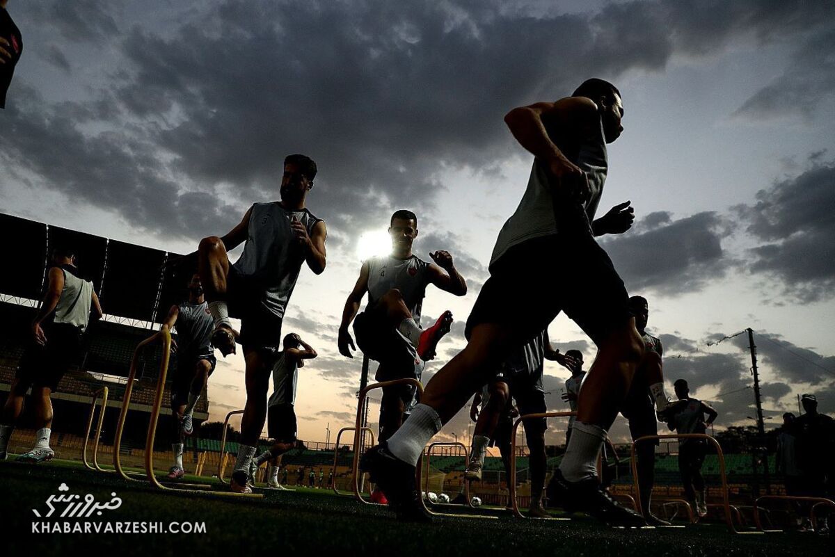 تمرین یکساعته پرسپولیس در هوای گرم تهران تمرین یکساعته پرسپولیس در هوای گرم تهران