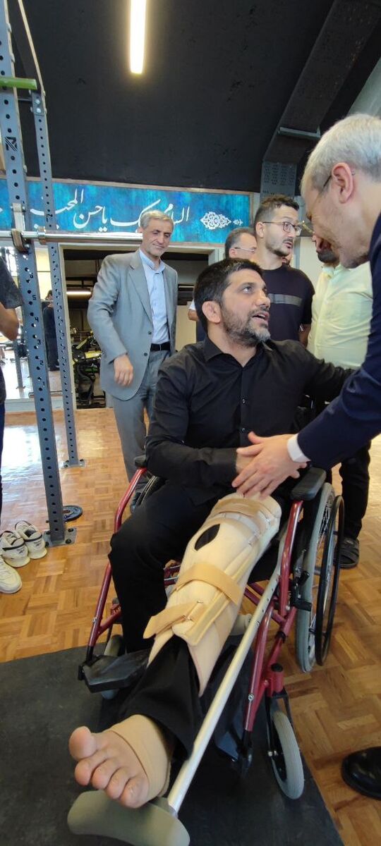 عکس| علیرضا دبیر روی صندلی چرخدار