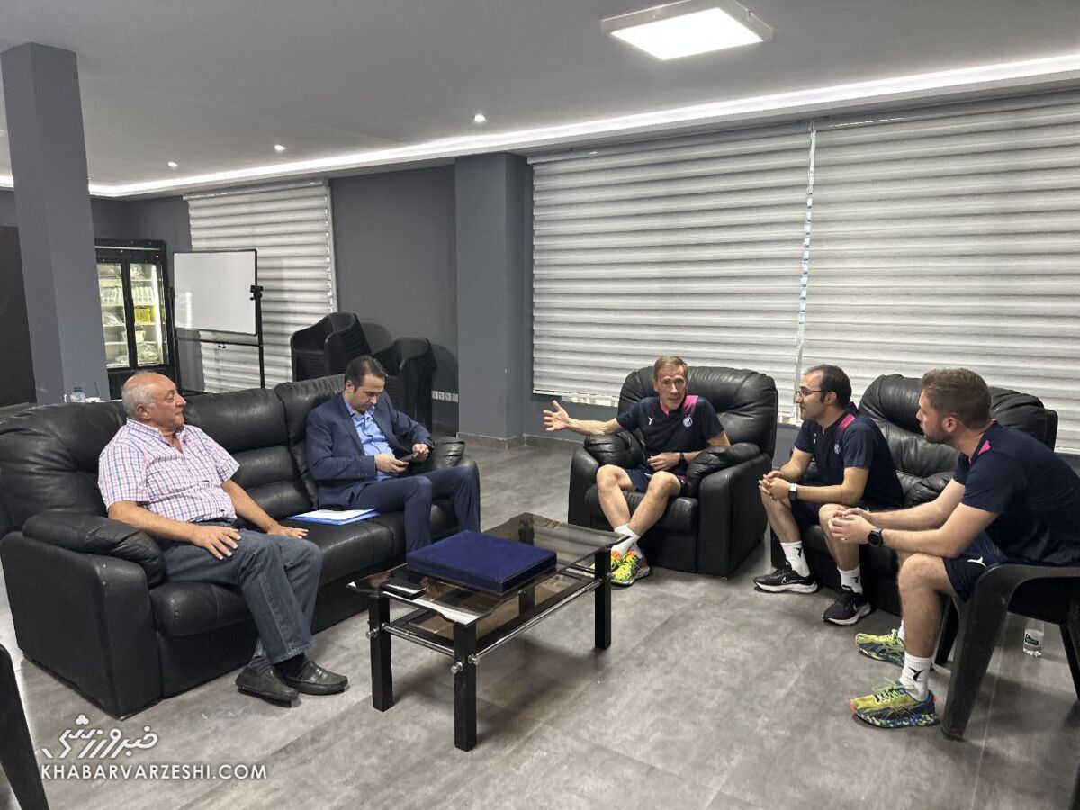 عکس| ملاقات خطیر و مربیان اسپانیایی در حضور پیشکسوت استقلال
