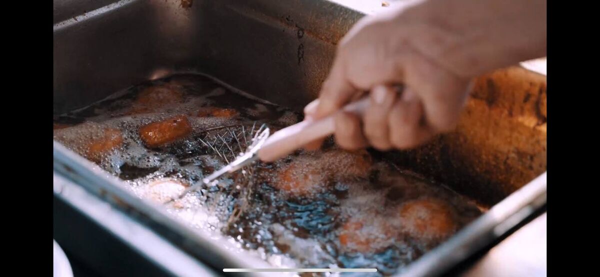 عکس| اقدام بامزه استقلالیها پیش از شروع لیگ/ رونمایی از لباس آبیها با طعم فلافل