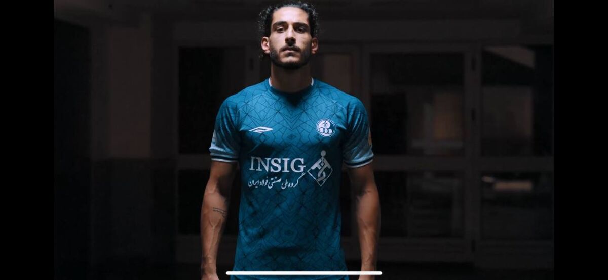 عکس| اقدام بامزه استقلالیها پیش از شروع لیگ/ رونمایی از لباس آبیها با طعم فلافل