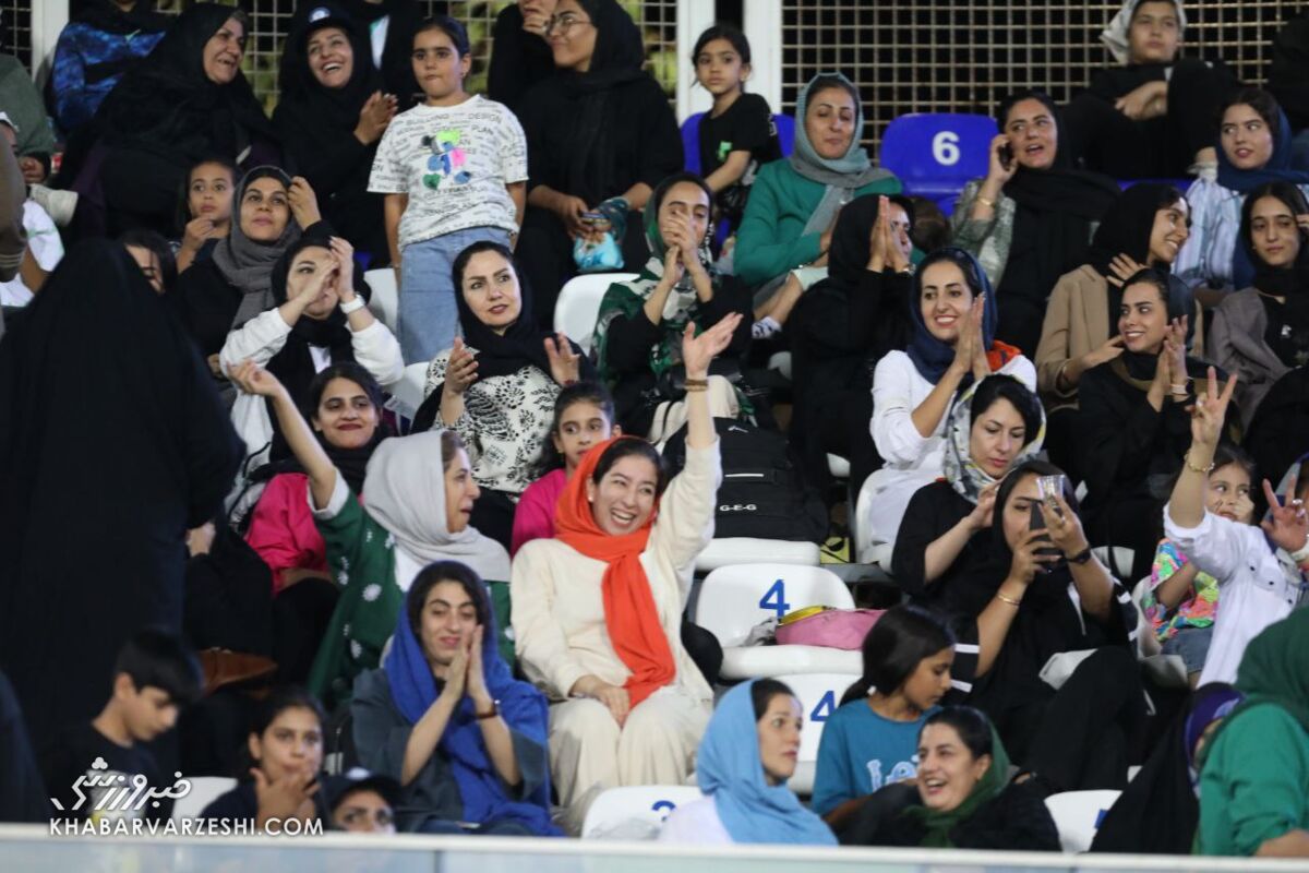 تصاویر امید بخش از حضور زنان در ورزشگاه/ خوب است اما کافی نیست آقای تاج!