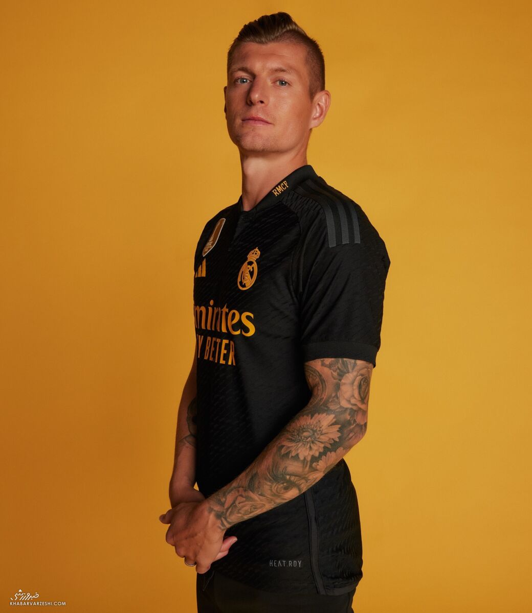 عکس| رونمایی رسمی از لباس سوم رئال مادرید/ کهکشانیها سیاه پوش شدند