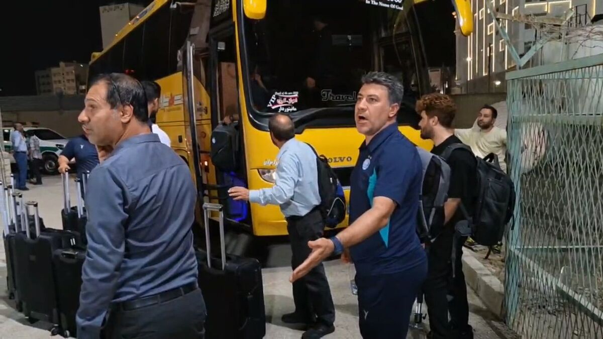 عکس| حمله هوادران صنعت نفت به کاروان استقلال/ شاگردان نکونام از در پشتی به استادیوم رفتند