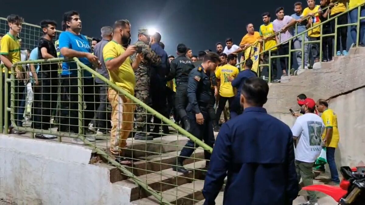 عکس| حمله هوادران صنعت نفت به کاروان استقلال/ شاگردان نکونام از در پشتی به استادیوم رفتند