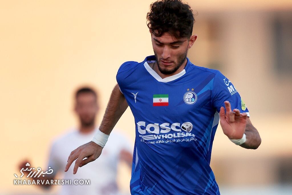 تعجب مربیان و بازیکنان استقلال از دیدن آریا برزگر با پیراهن نساجی! تعجب مربیان و بازیکنان استقلال از دیدن آریا برزگر با پیراهن نساجی!