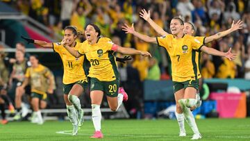 تماشای بازی فوتبال زنان استرالیا روی هوا/ یک نفر فوتبال دوست ندارد! +ویدیو
