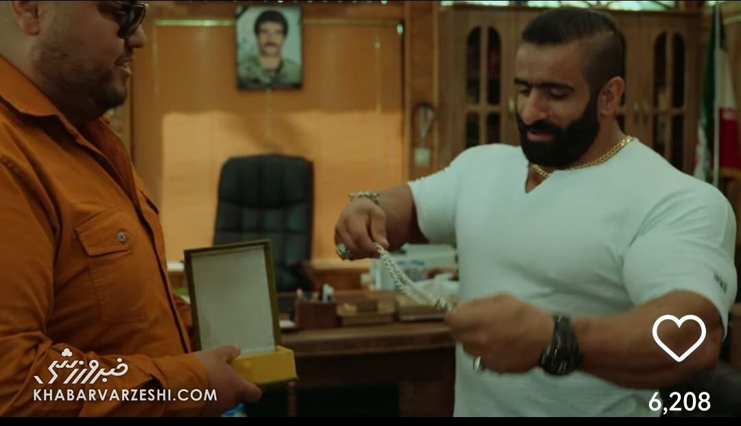 عکس| هدیه خاص یک کلکسیونر جواهرات به هادی چوپان/ گردنبندی که گرگ ایرانی عاشقش شد