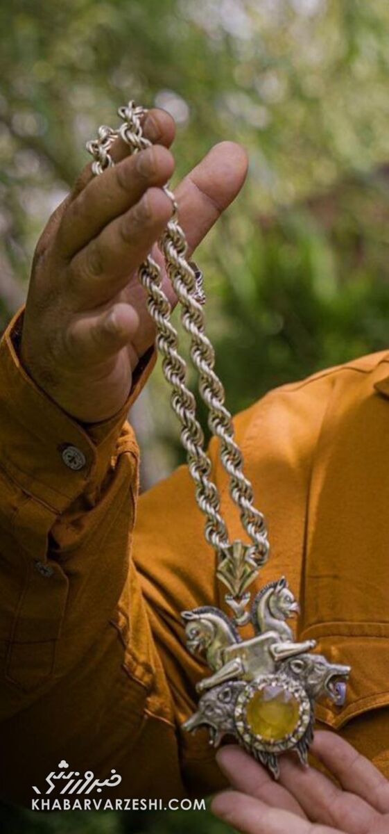 عکس| هدیه خاص یک کلکسیونر جواهرات به هادی چوپان/ گردنبندی که گرگ ایرانی عاشقش شد