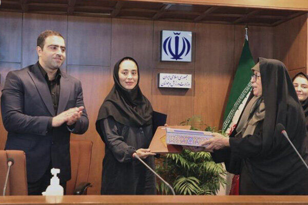 عکس| اولین بانوی طلایی پاورلیفتینگ ایران جایزه گرفت